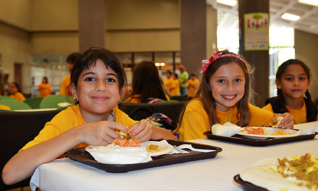 Kids eating Lunch